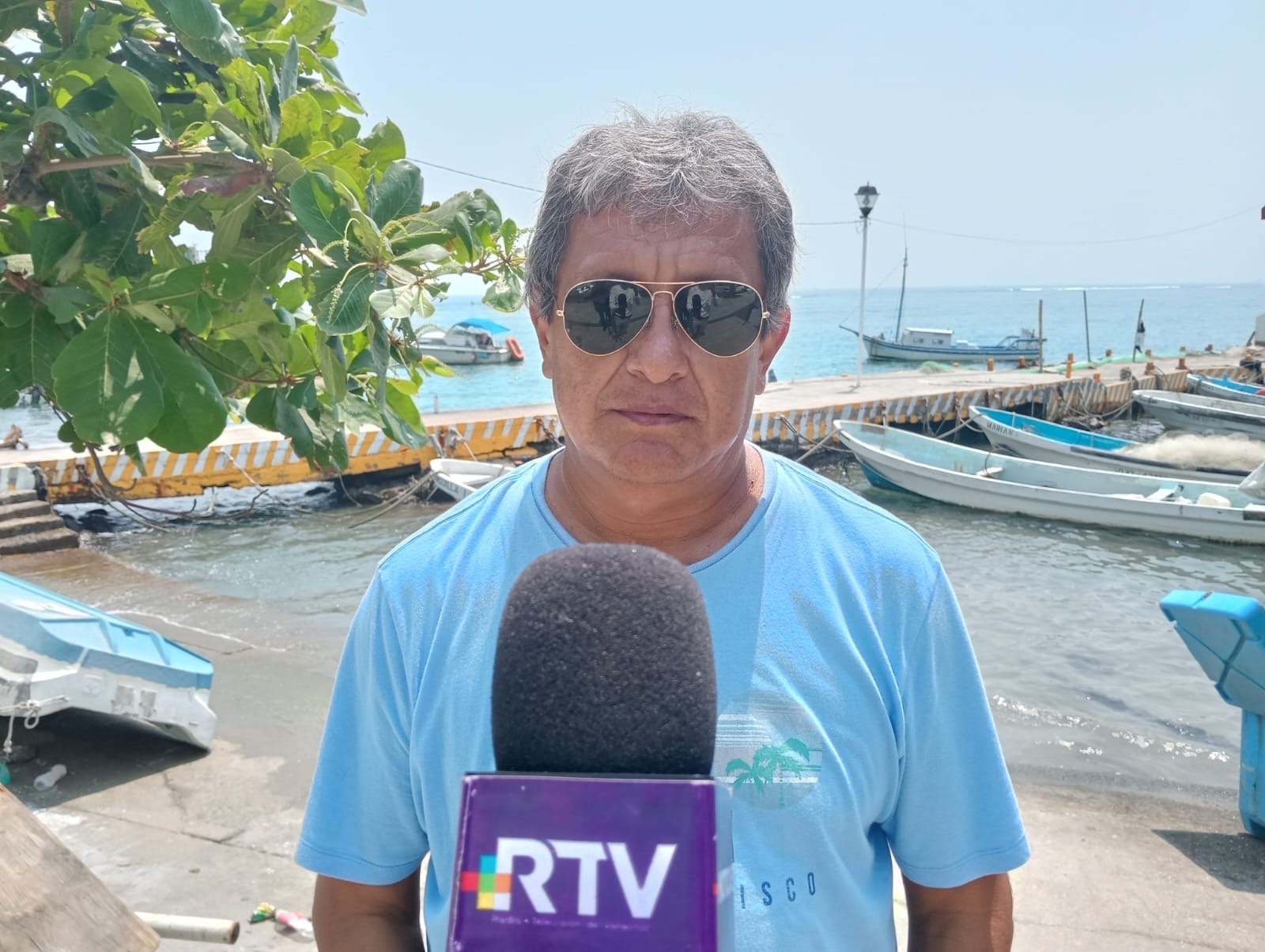 Clima caluroso beneficia a pescadores en el puerto