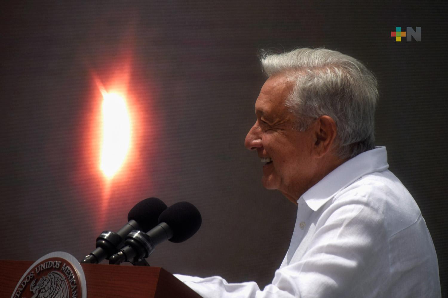 Presidente López Obrador atestigua eclipse solar total en Mazatlán