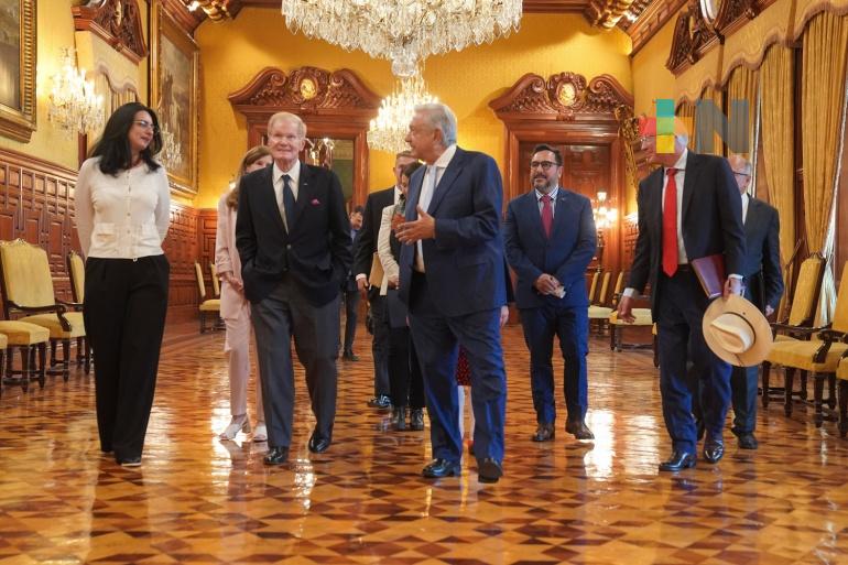 Presidente López Obrador recibe en Palacio Nacional a representantes de la NASA