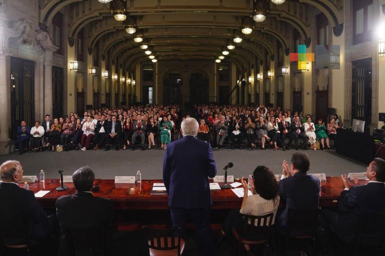 Presidente se reúne con legisladores; reconoce desempeño a favor de la justicia