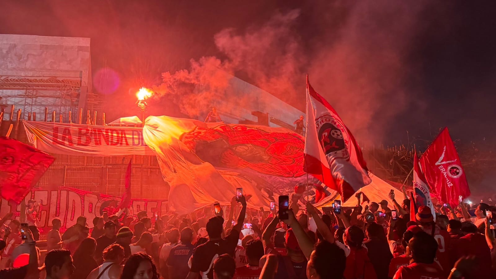 ¡No se olvida! Afición festeja aniversario 81 de los Tiburones Rojos