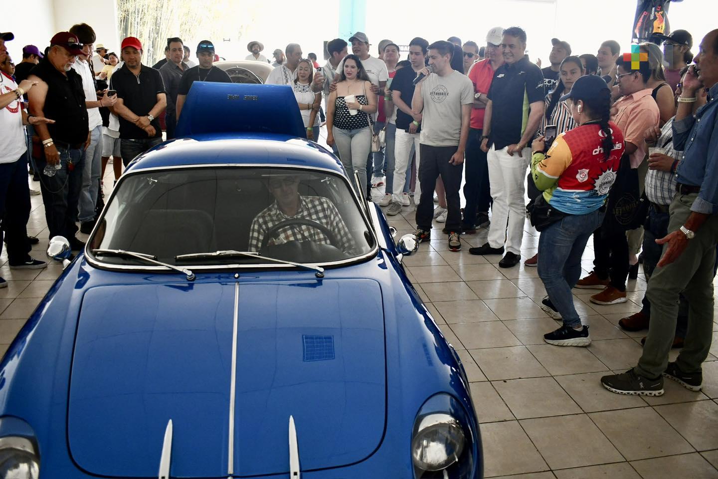 Iván Martínez asiste al arranque del “Cocktail d’Automobile» en Coatepec
