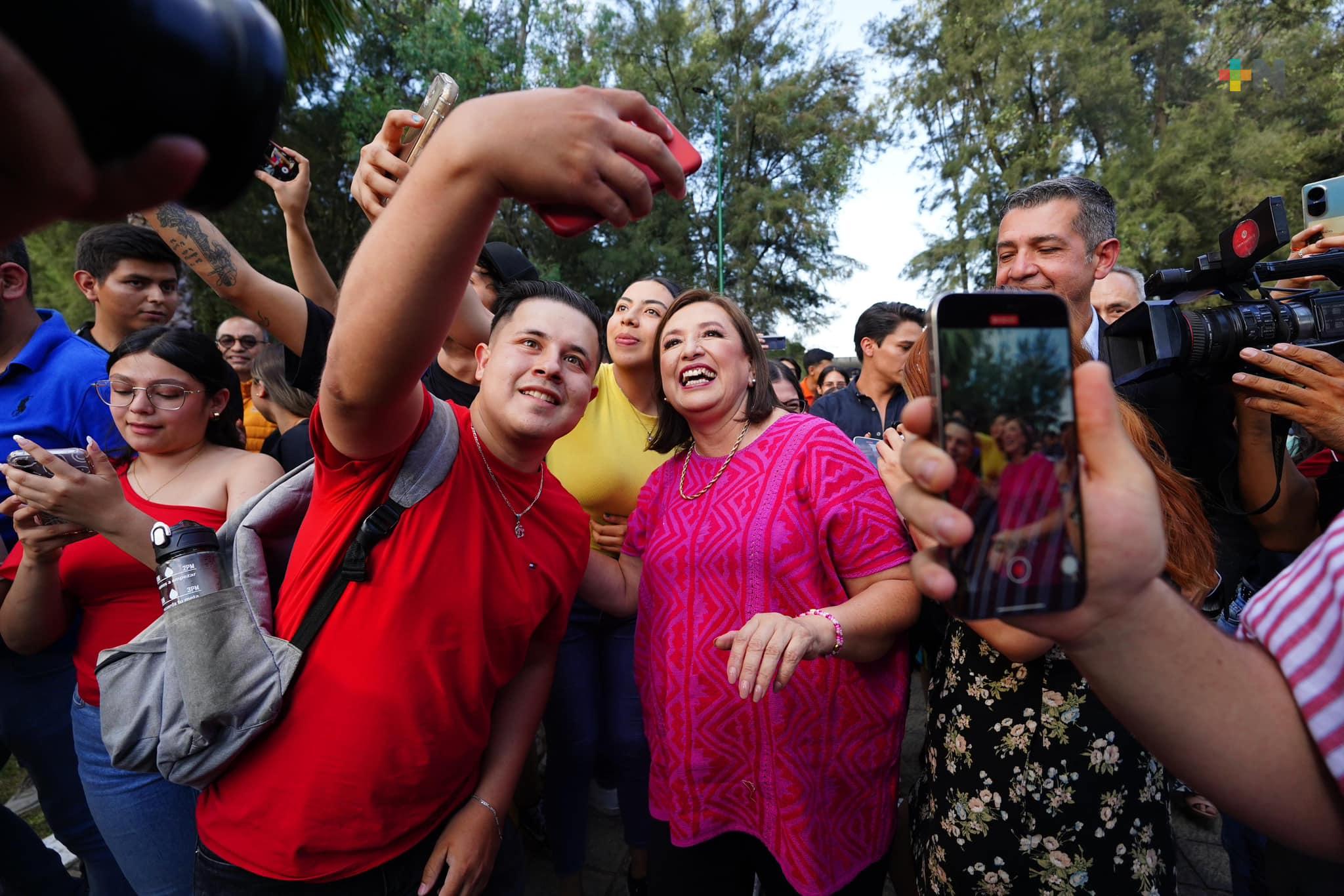 Xóchitl Gálvez dialoga con estudiantes de la Universidad de Guadalajara