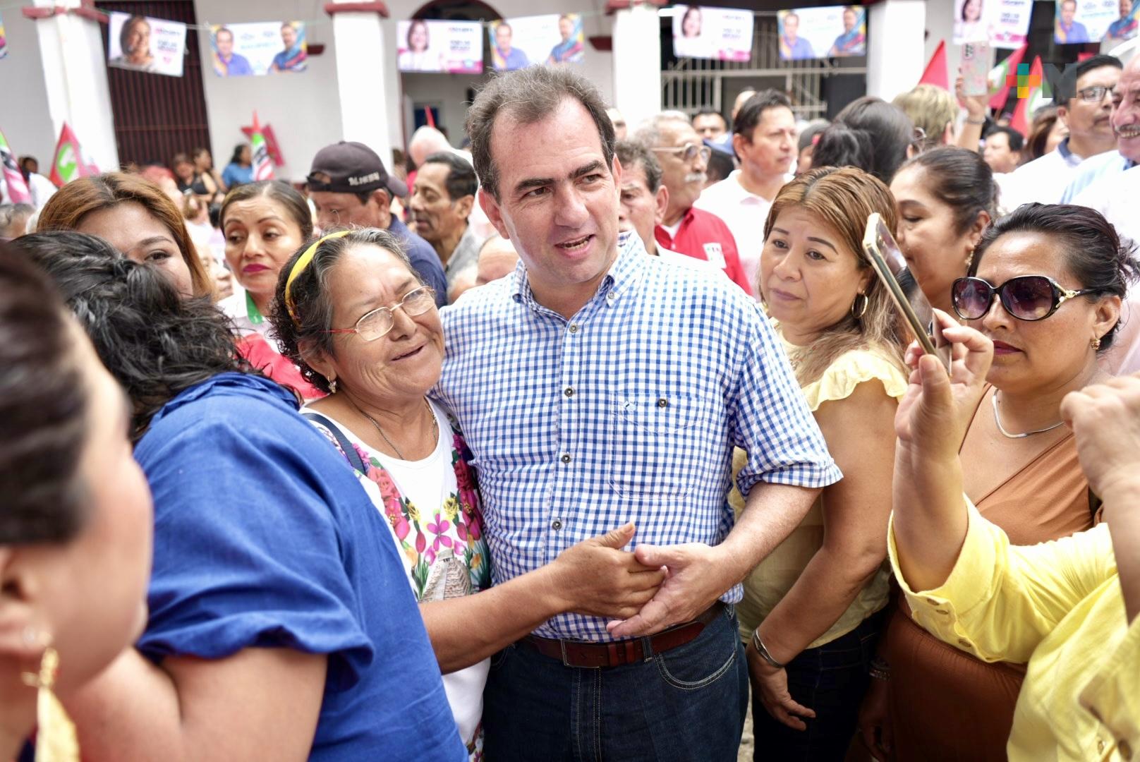 En Papantla, José Yunes Zorrilla se reunió con mujeres de la región