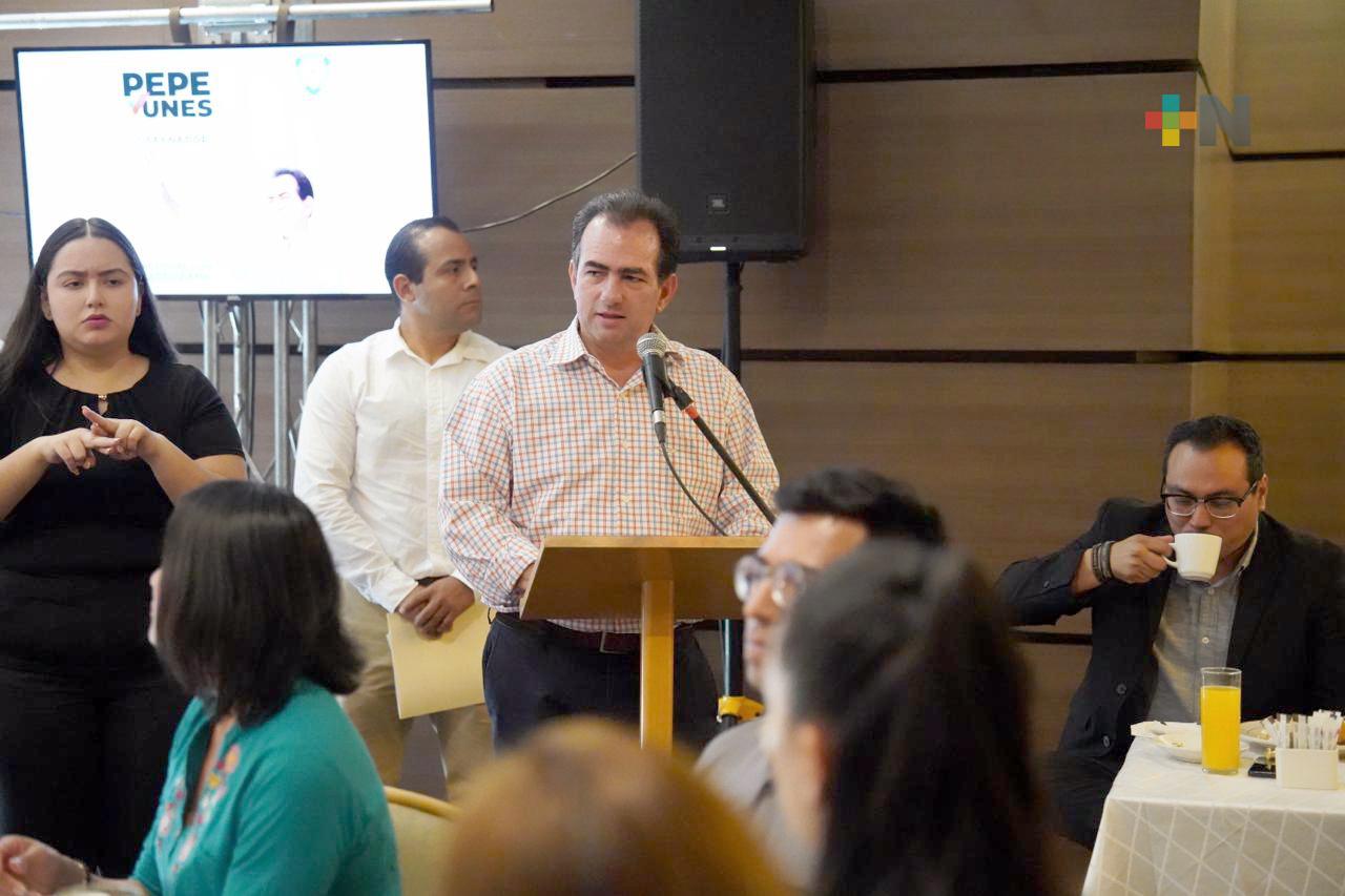 José Yunes Zorrilla se reunió con maestras y maestros en Xalapa
