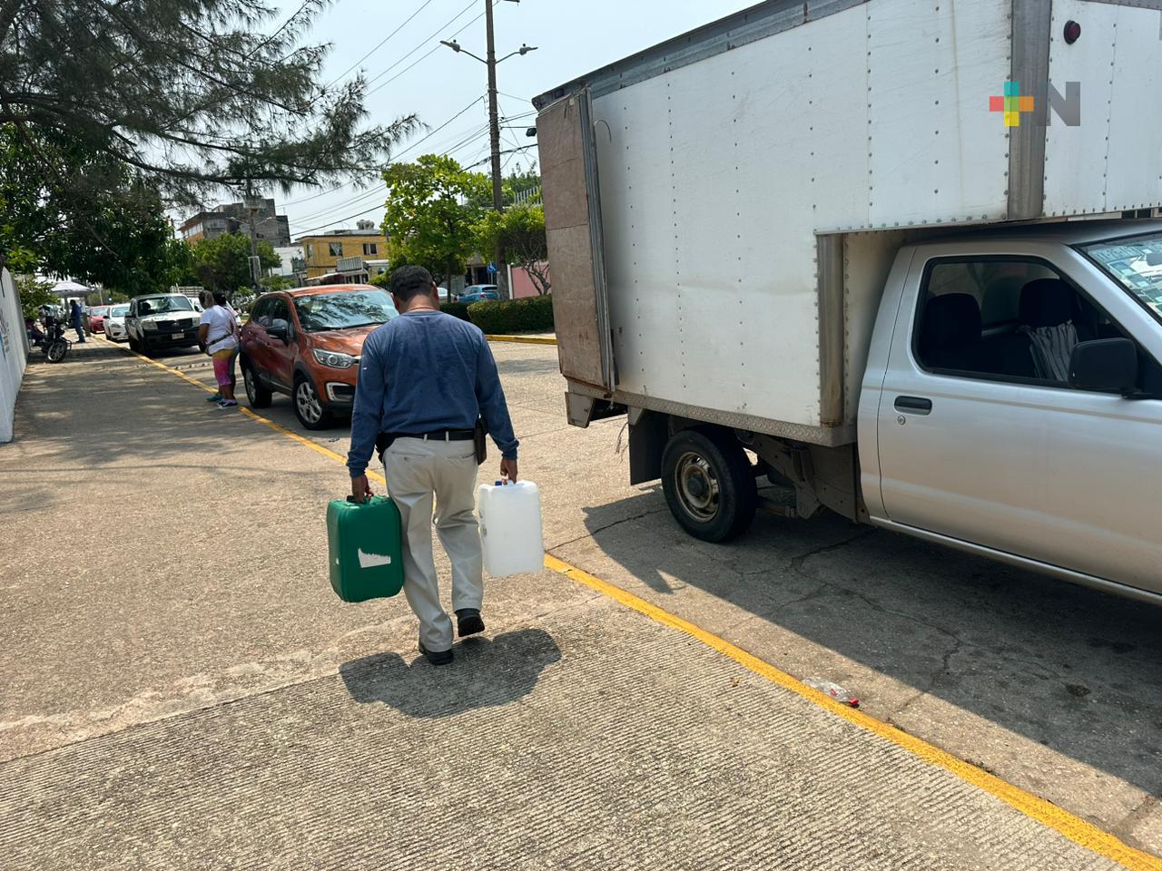 Llegan personas a cargar de agua recipientes en CMAS Coatzacoalcos