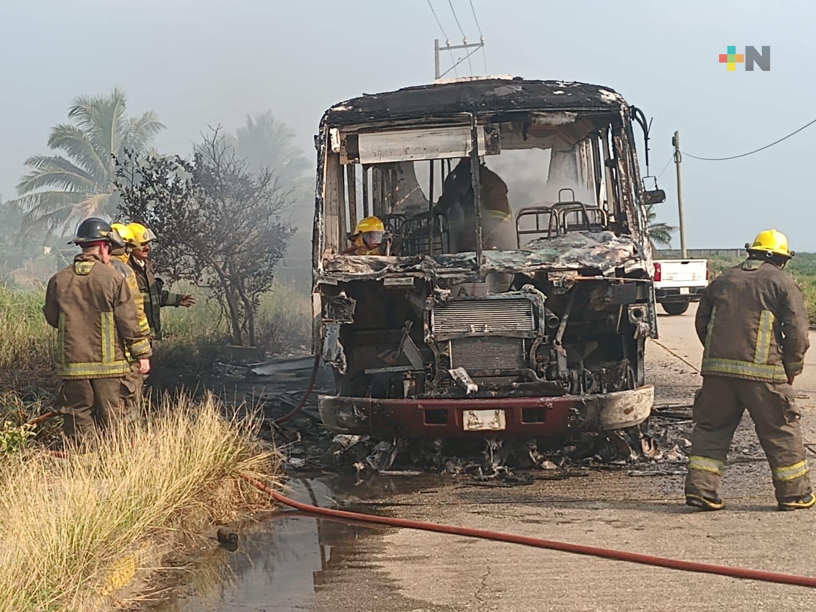 Se incendia autobús urbano en colonia periférica de Coatzacoalcos
