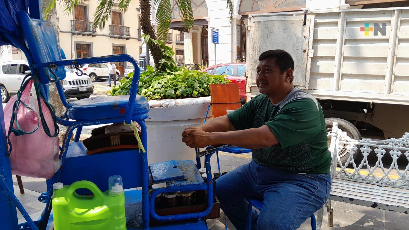 Dinámica citadina de Veracruz puerto va relegando oficios como el de bolero