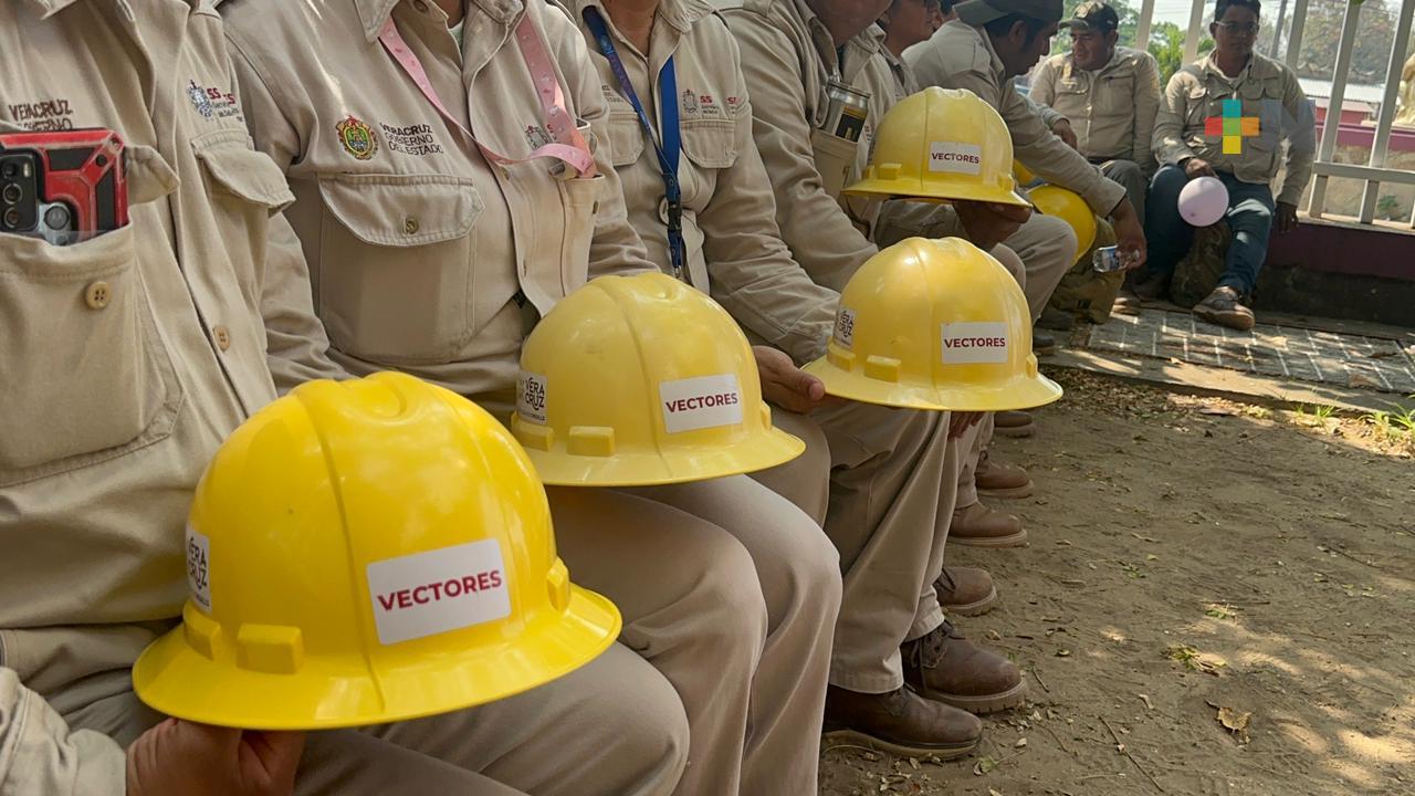 Se visita casa por casa para combatir mosquito transmisor de dengue en Coatza