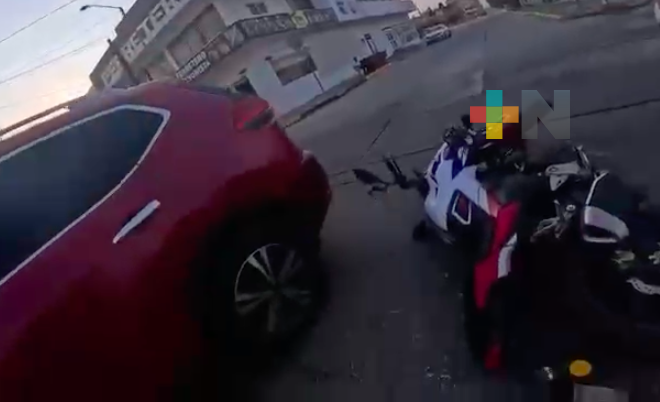 Motocicleta herido tras ser impactado por camioneta en Coatzacoalcos