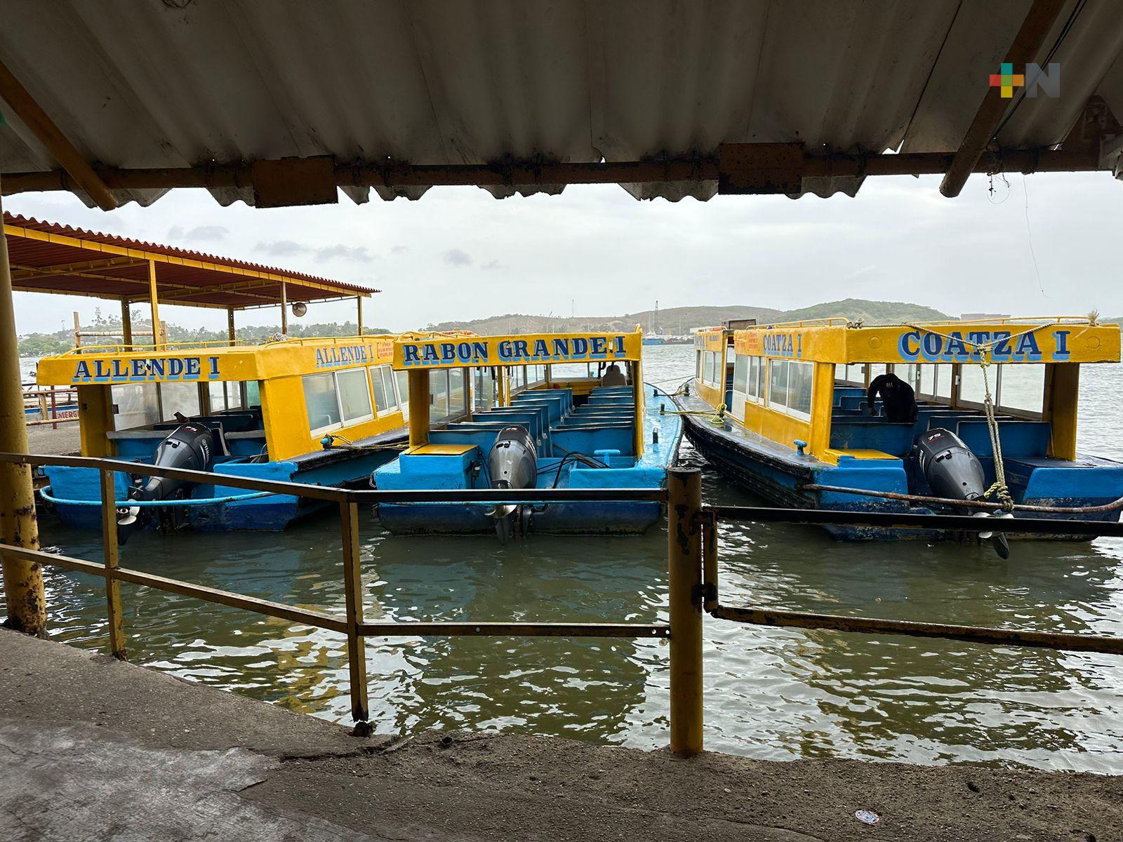 Por frente frío 43 cierran puerto de Coatza e impiden a bañistas entrada al mar