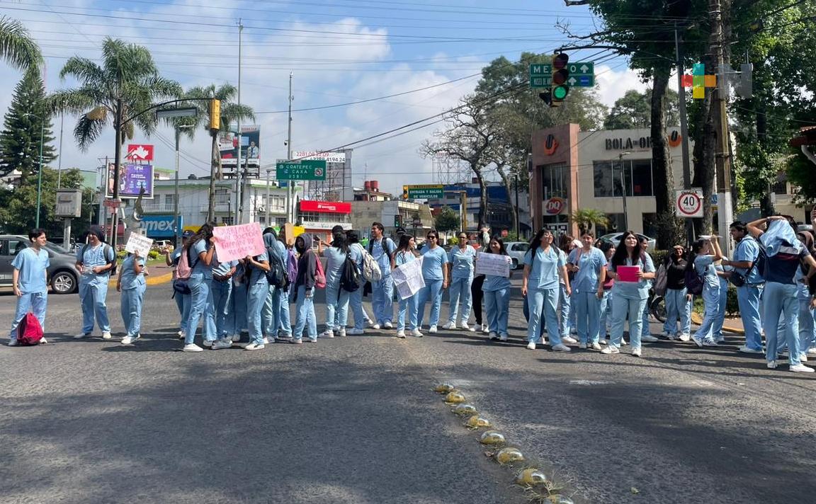 Estudiantes de Universidad Cuauhtémoc piden reinstalación de docente
