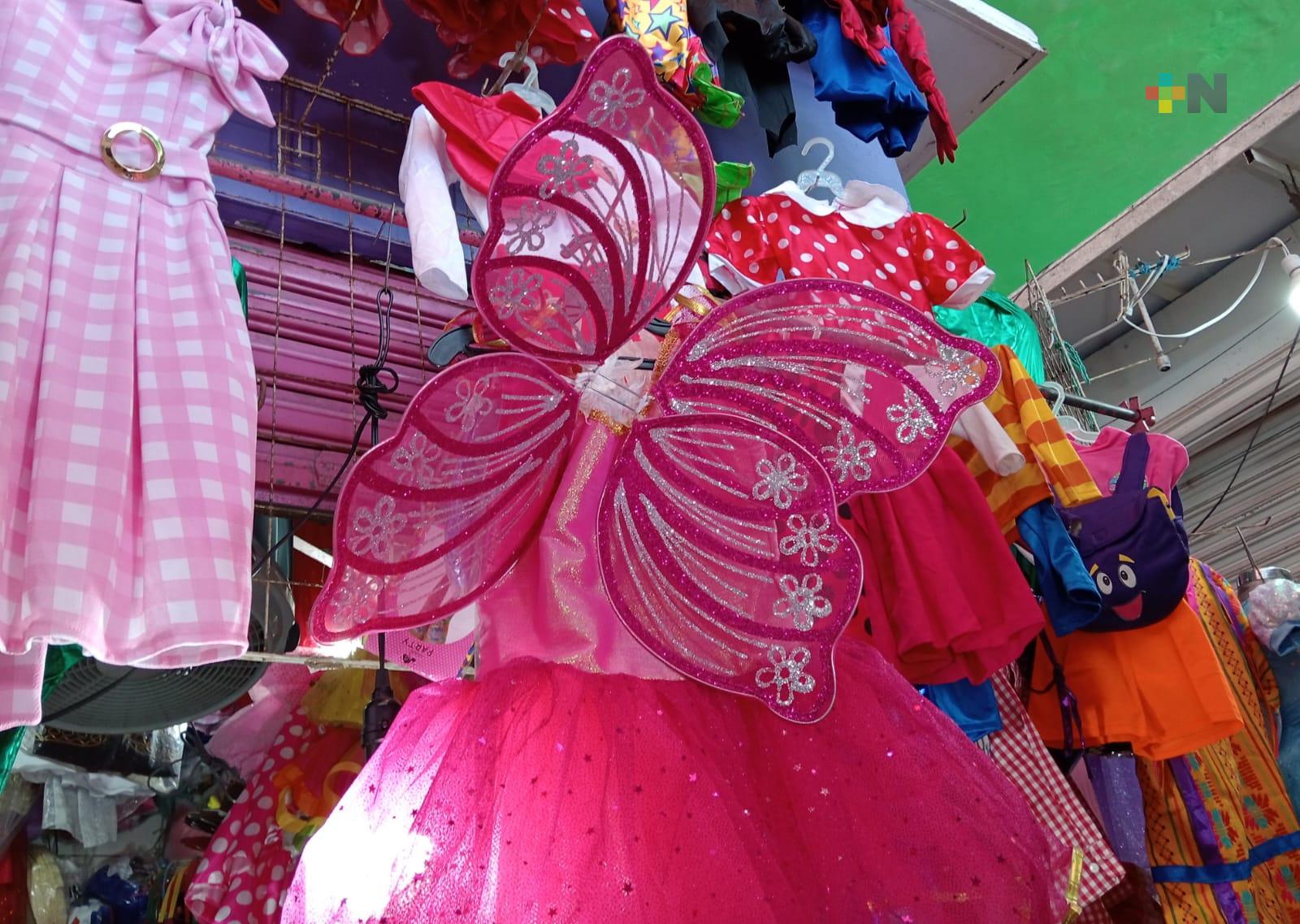 Comerciantes de disfraces esperan mejorar ventas por festejos a infantes
