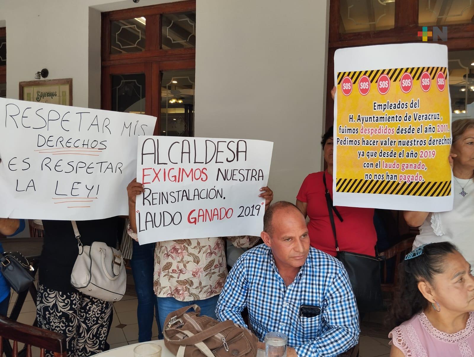 Extrabajadores del ayuntamiento de Veracruz exigen pago de salarios caídos y reinstalación