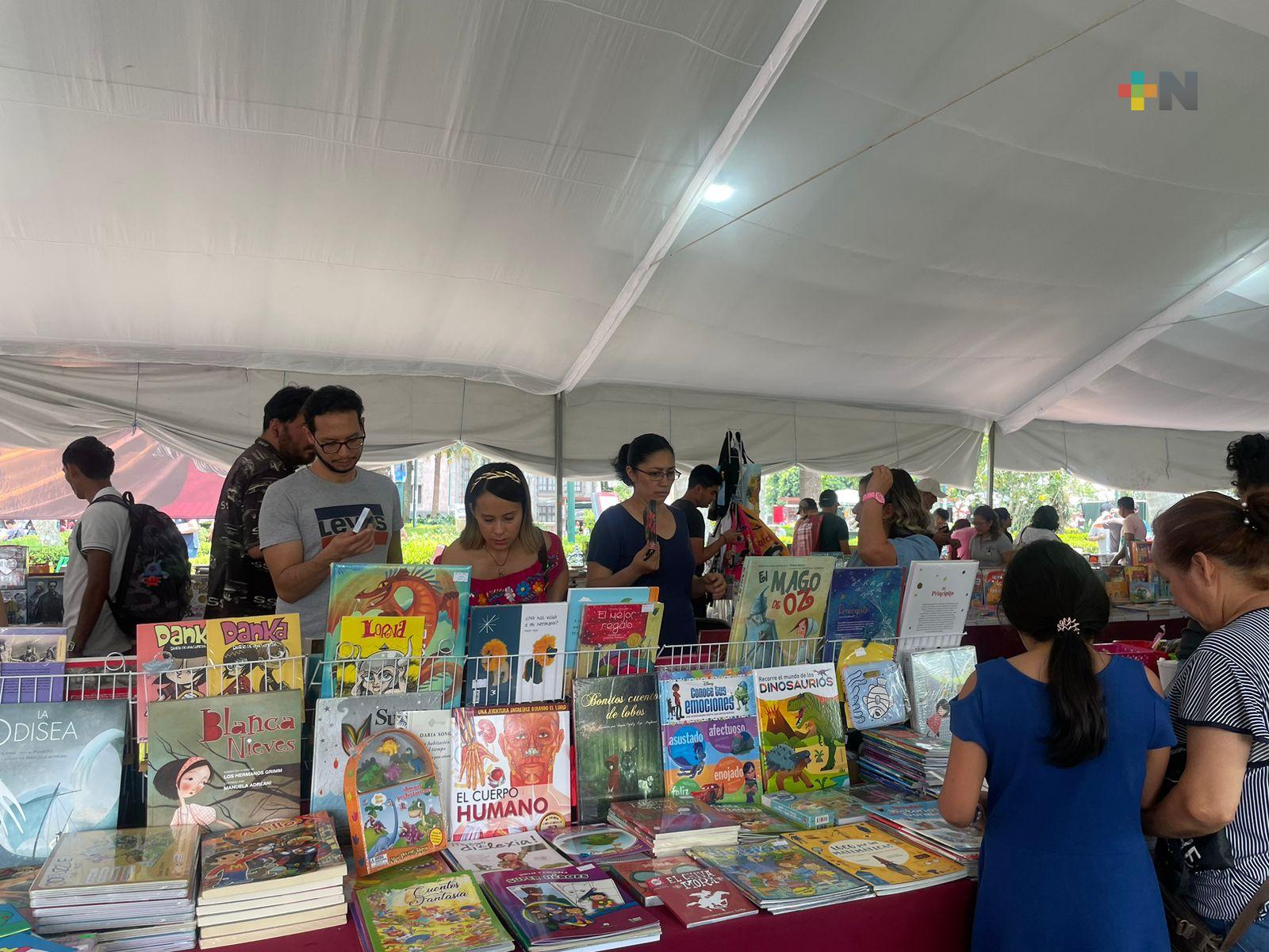 Xalapeños celebran la realización de ferias del libro