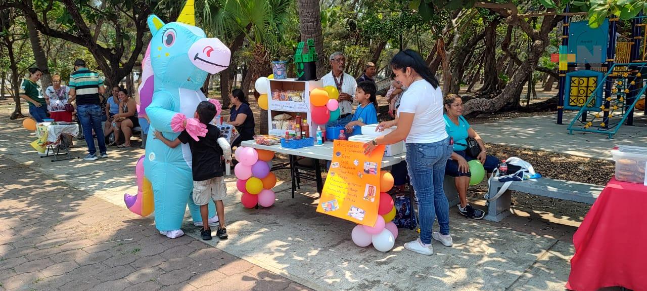 Estudiantes celebran Feria del Emprendimiento en parque Los Pinitos de Veracruz