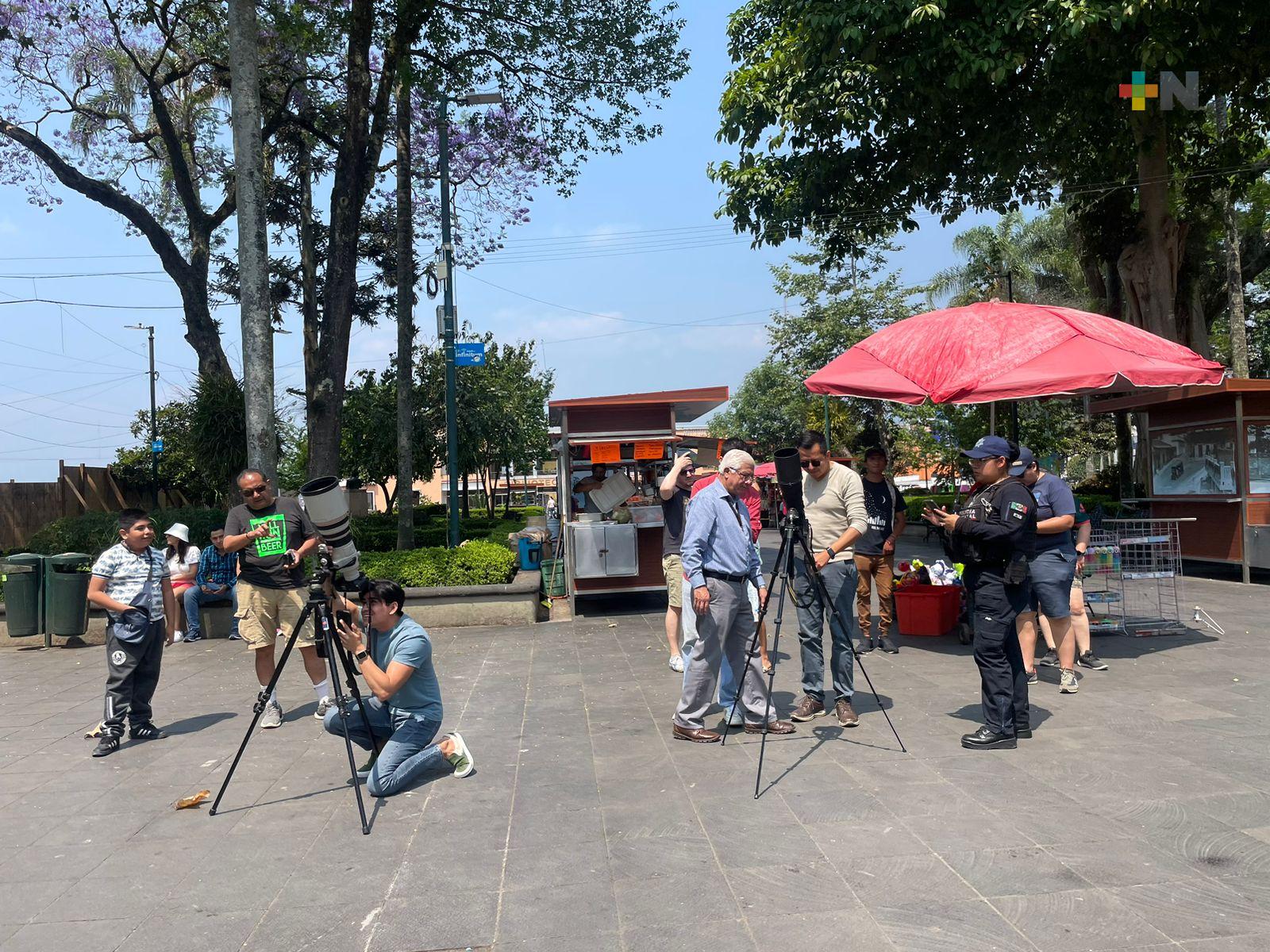 Fotógrafos se reunieron en parque Juárez  para observar eclipse solar