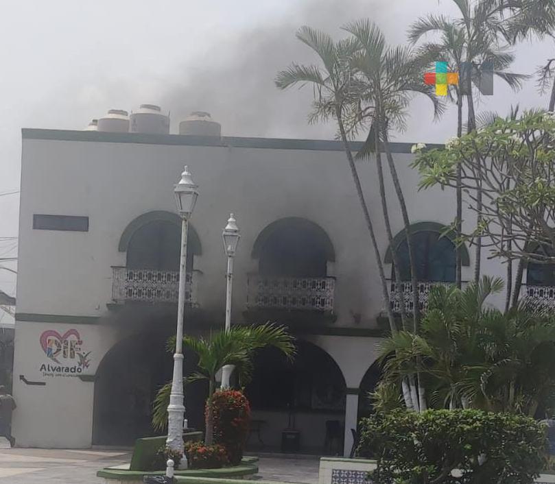 Controlan incendio en oficinas del DIF municipal de Alvarado, sin reportarse personas lesionadas