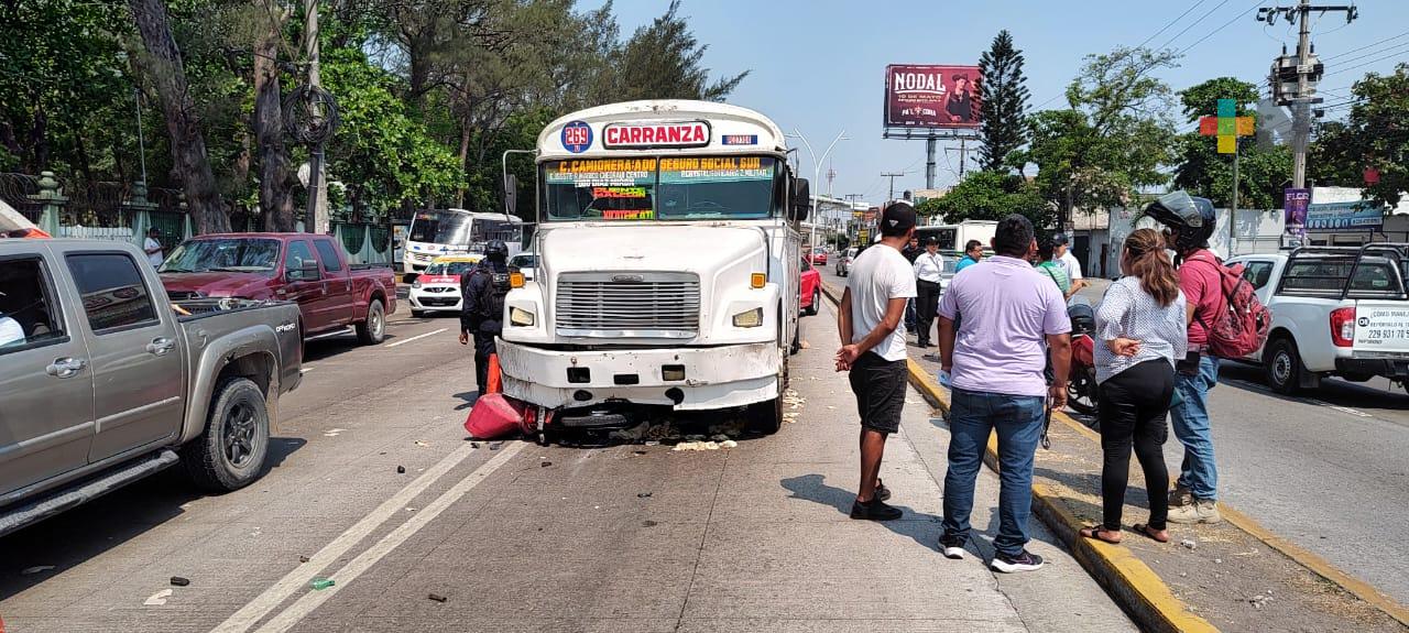 Autobús atropella a motociclista en Boca del Río; resultó con lesiones graves