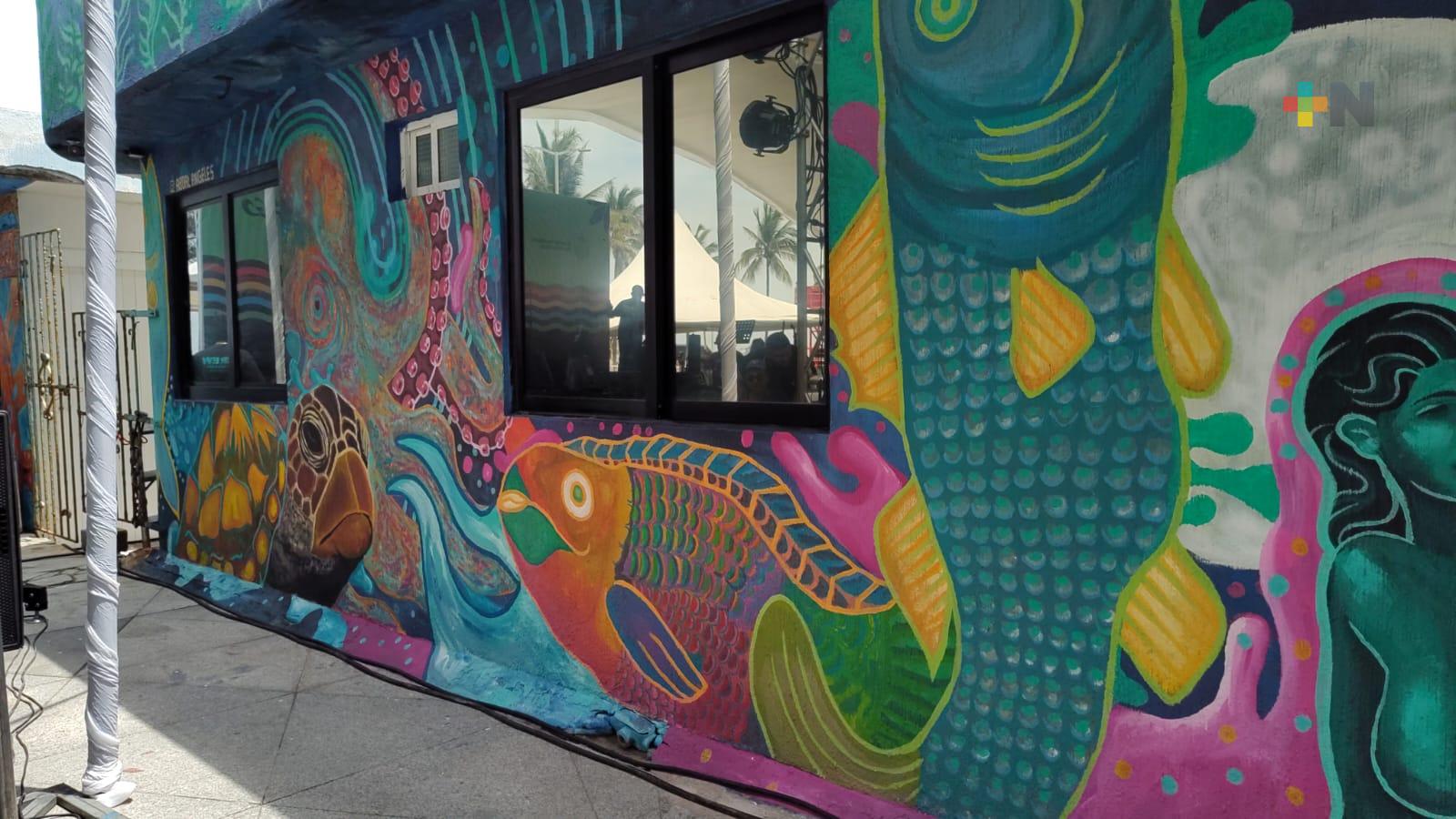 UV invita a niños a realizar mural para promover cuidado de los océanos