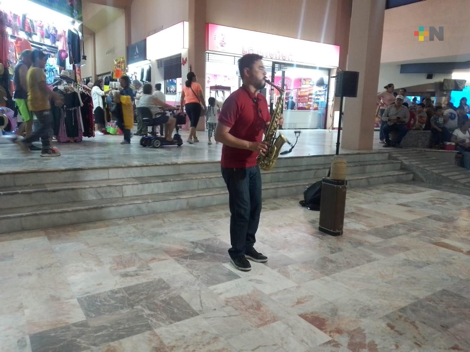 Saxofonista alegra con su música lugares de Veracruz-Boca del Río