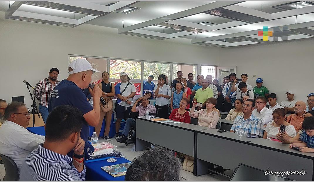 Víctor Paz Cinta recibe homenaje en la Facultad de Educación Física de la UV