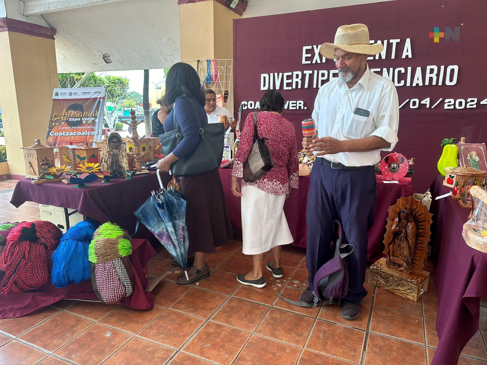 Promueven venta de artículos manufacturados por reclusos de Coatza