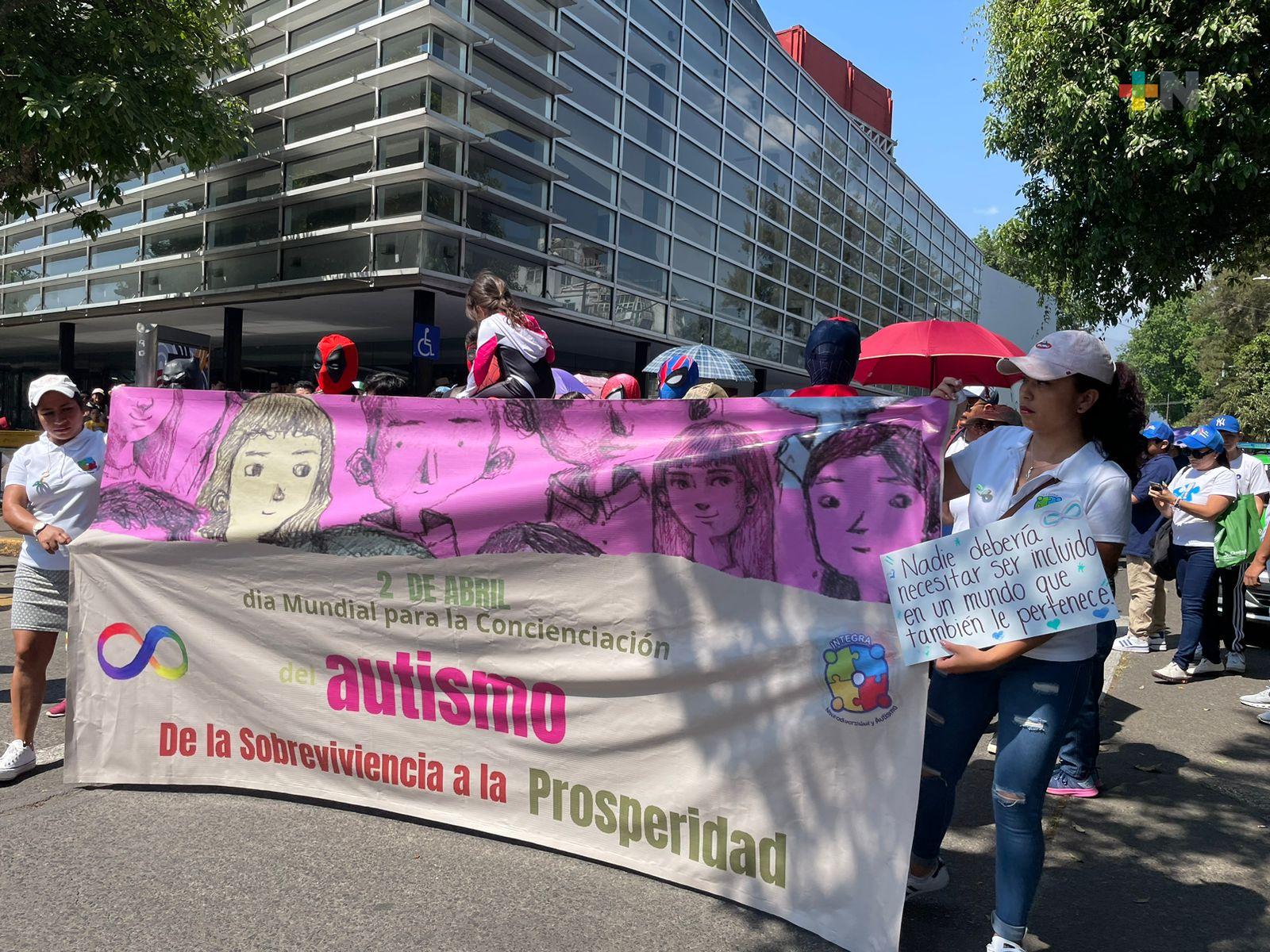 Realizan caminata para concienciar a la sociedad sobre personas con autismo, en Xalapa