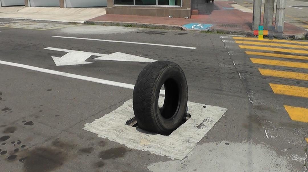 De nueva cuenta un neumático es aviso de ausencia de tapa en Veracruz puerto