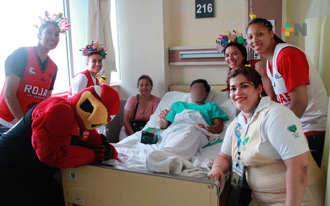 Las Rojas y «Yeyo» visitan a niños del IMSS de Veracruz