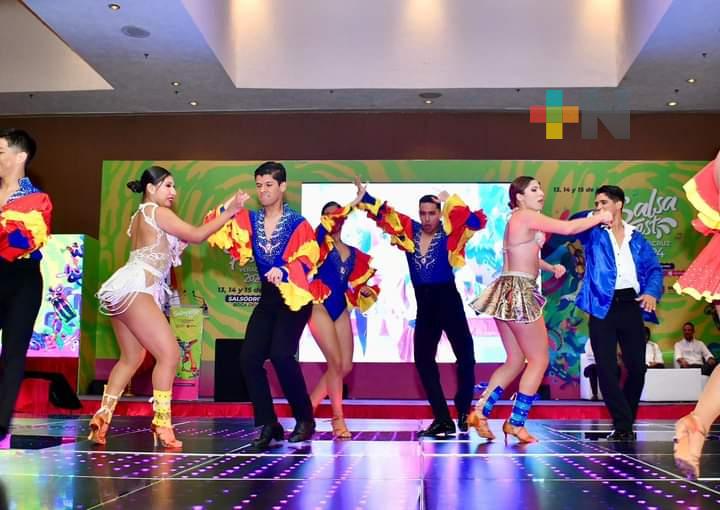 Bailar salsa, remedio para el estrés