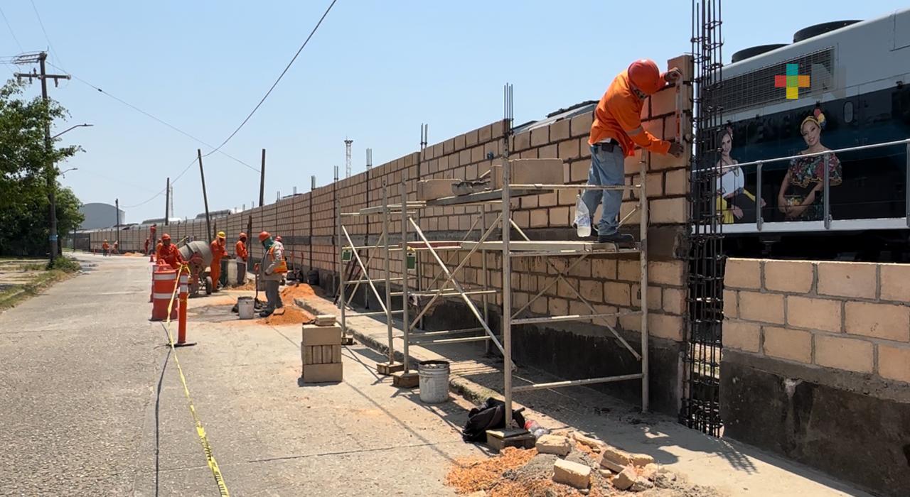 Trabajadores del Ferrocarril del Istmo de Tehuantepec construyen barda perimetral