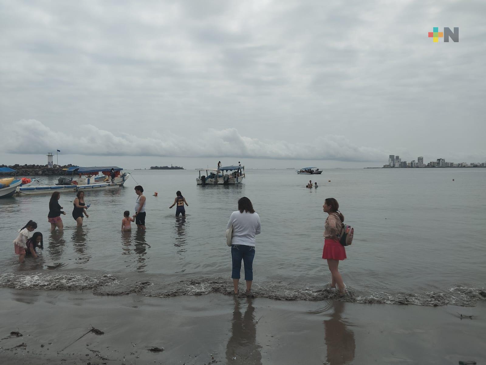 Frente frío no impidió a turistas disfrutar playas de Veracruz en últimos días de vacaciones