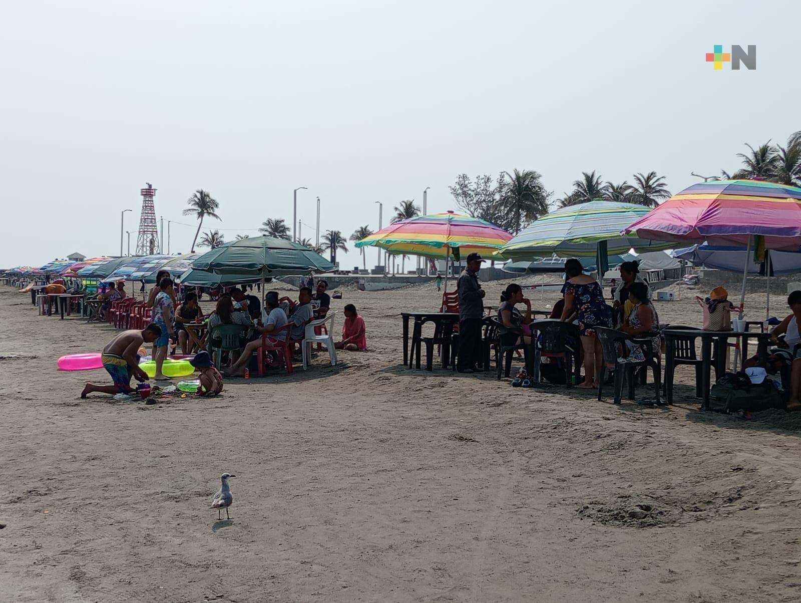 Turistas y locales disfrutan de playas de Veracruz puerto en fin de periodo vacacional