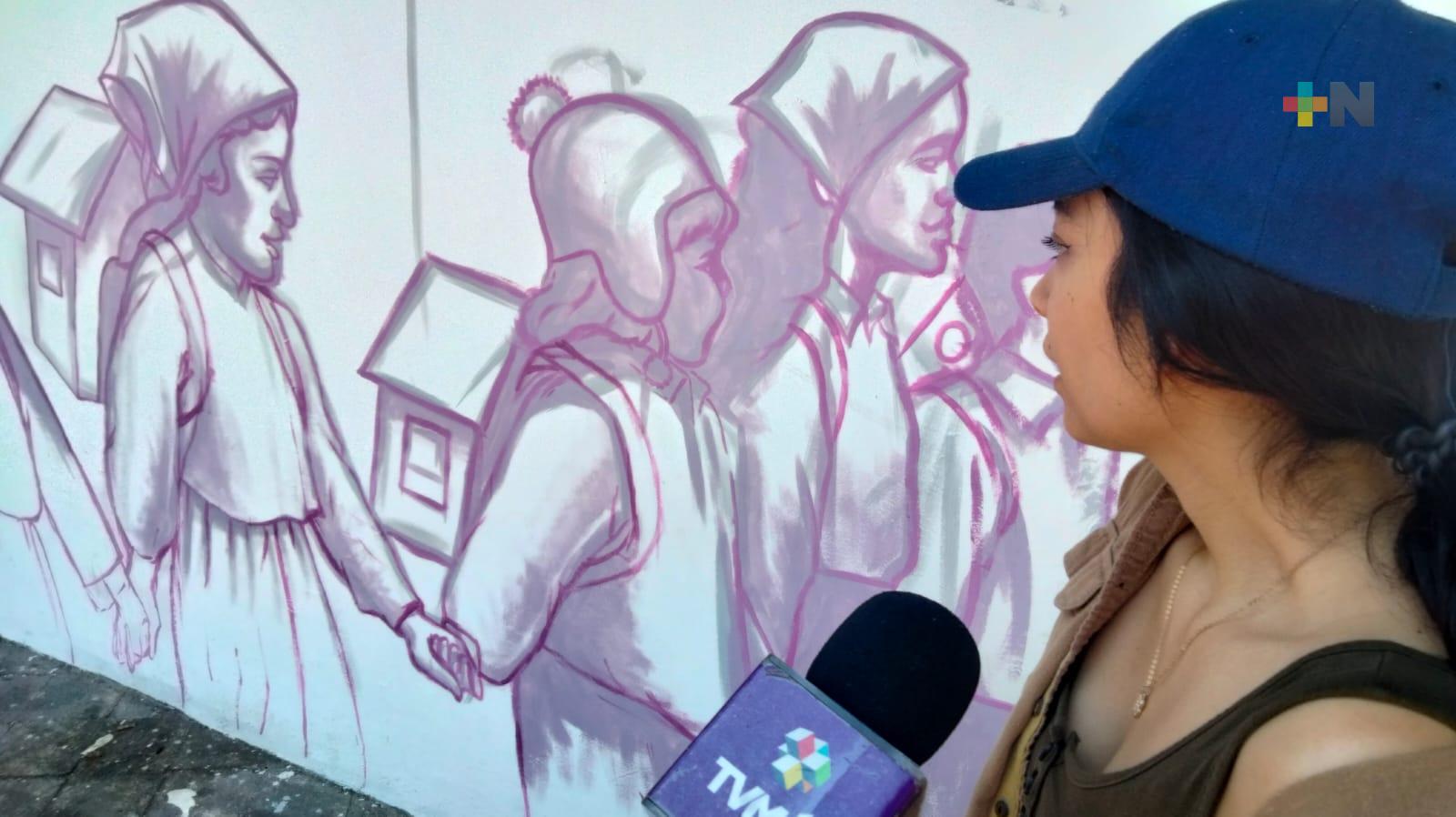 Estudiantes de artes visuales realizan el mural de la FILU