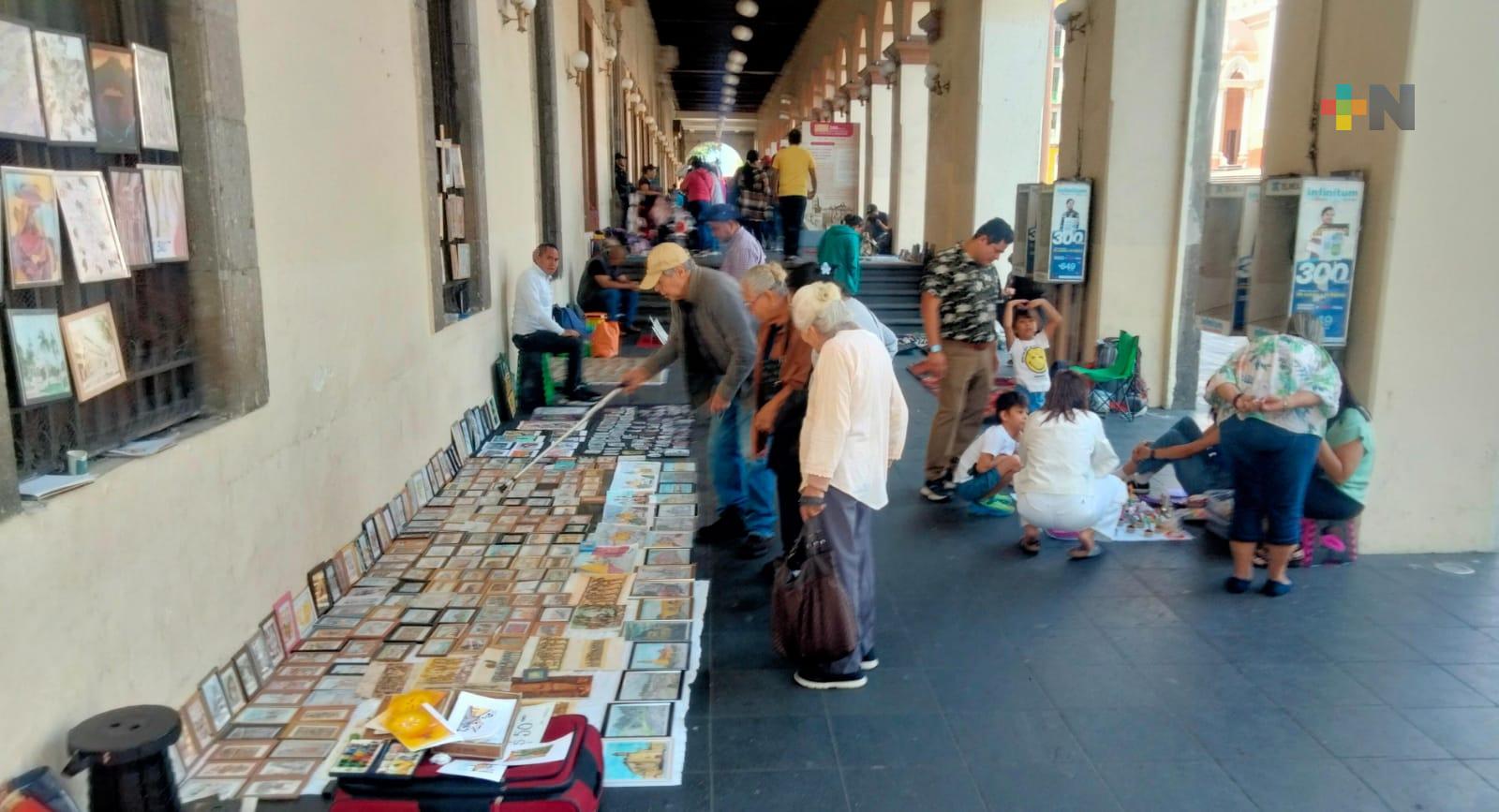 Continúan artesanos ofreciendo sus productos en bajos de Palacio de Gobierno