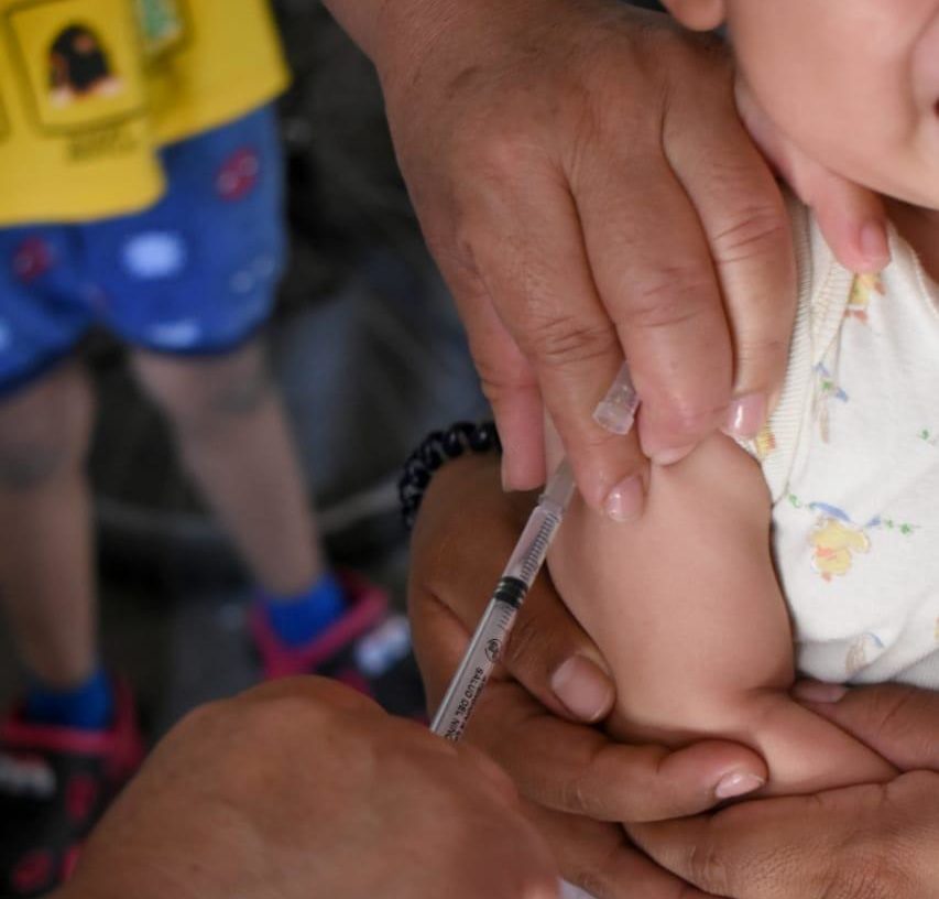 Campaña nacional de vacunación para combatir sarampión, polio y rubeola