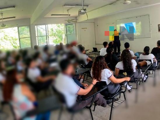 Capacita UECS a estudiantes contra delitos de engaño telefónico y extorsión