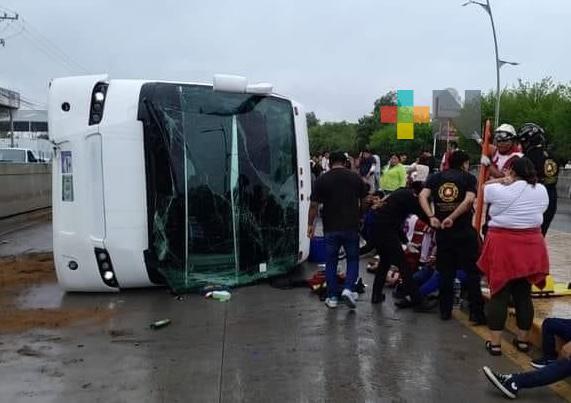 Autobús con pasajeros minatitecos se accidenta en el estado de Nuevo León