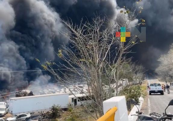 Fuerzas estatales y locales atienden incendio en el municipio de Emiliano Zapata