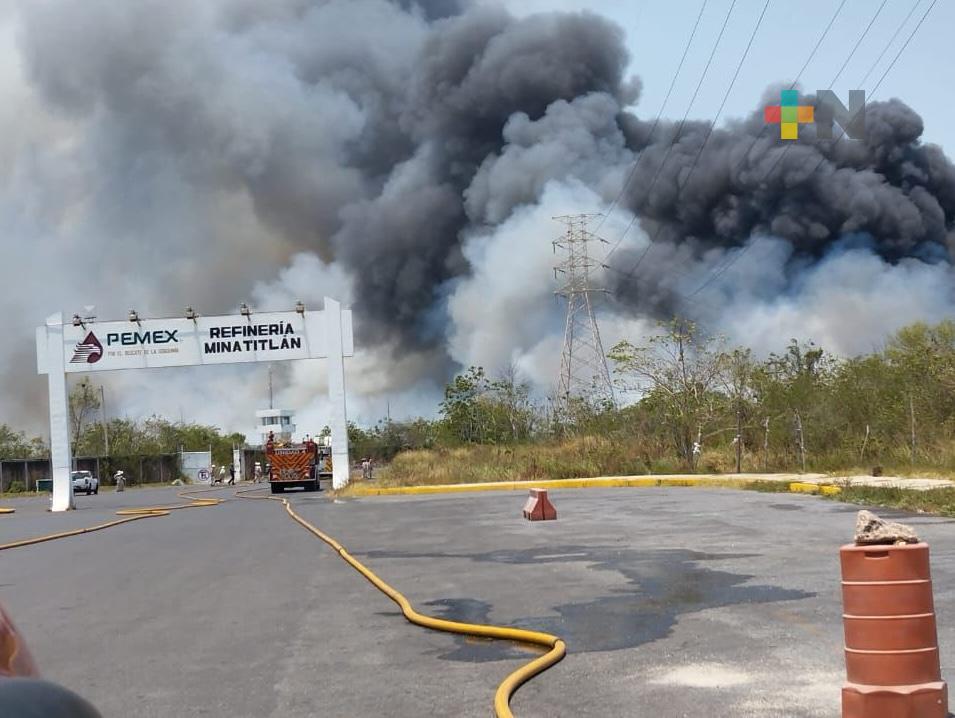 Fuerzas de tarea atienden incendio de pantano en afueras de refinería Minatitlán