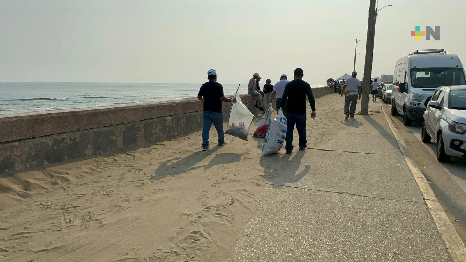Más de 700 kilos de basura recolectaron en un km de playa de Coatzacoalcos