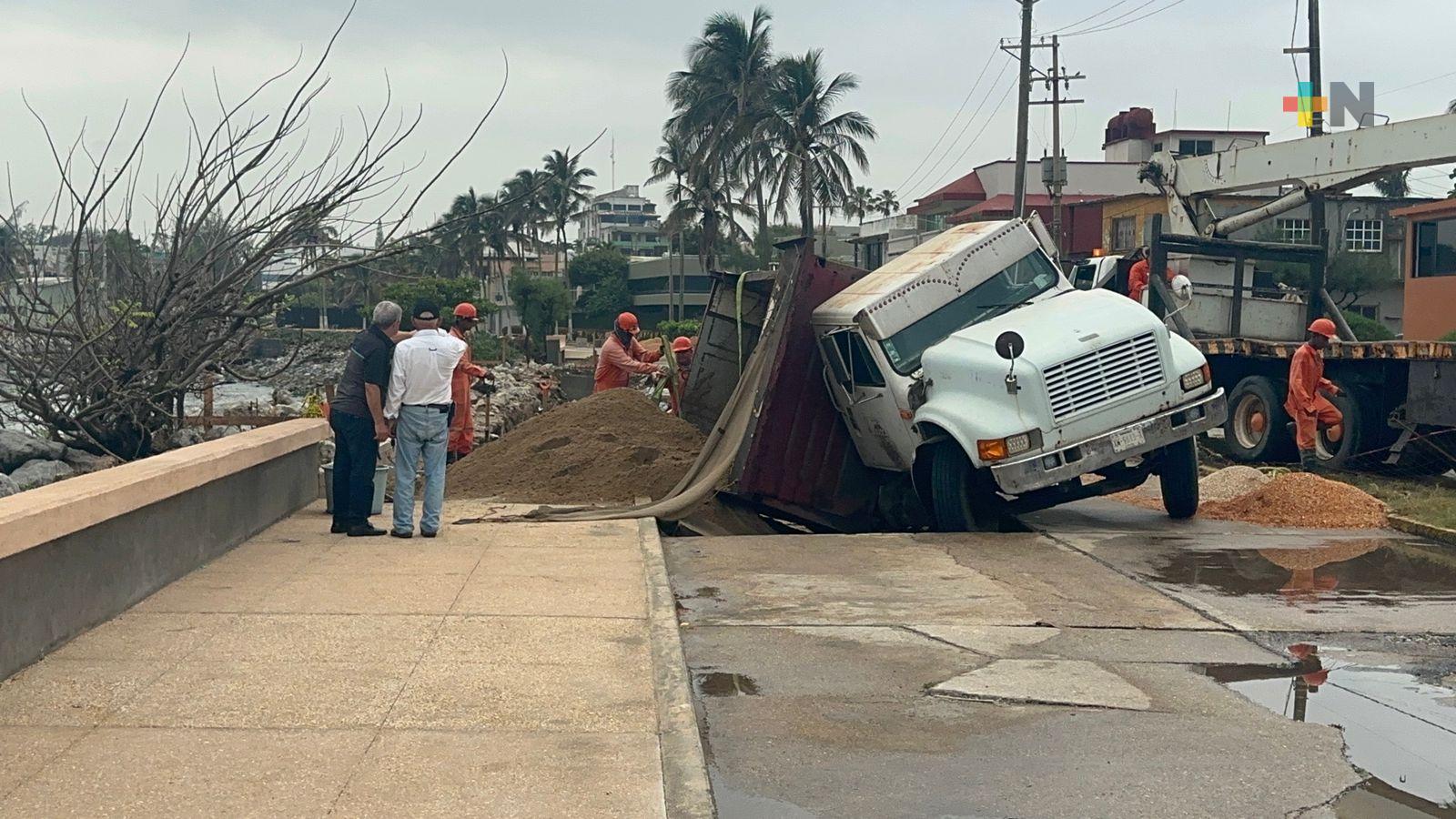 Camión de volteo cayó en socavón en Coatzacoalcos