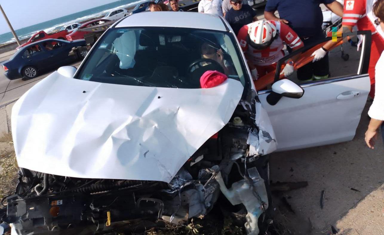 Accidente en Coatzacoalcos deja saldo de mujer lesionada y pérdidas por más de 120 mil pesos