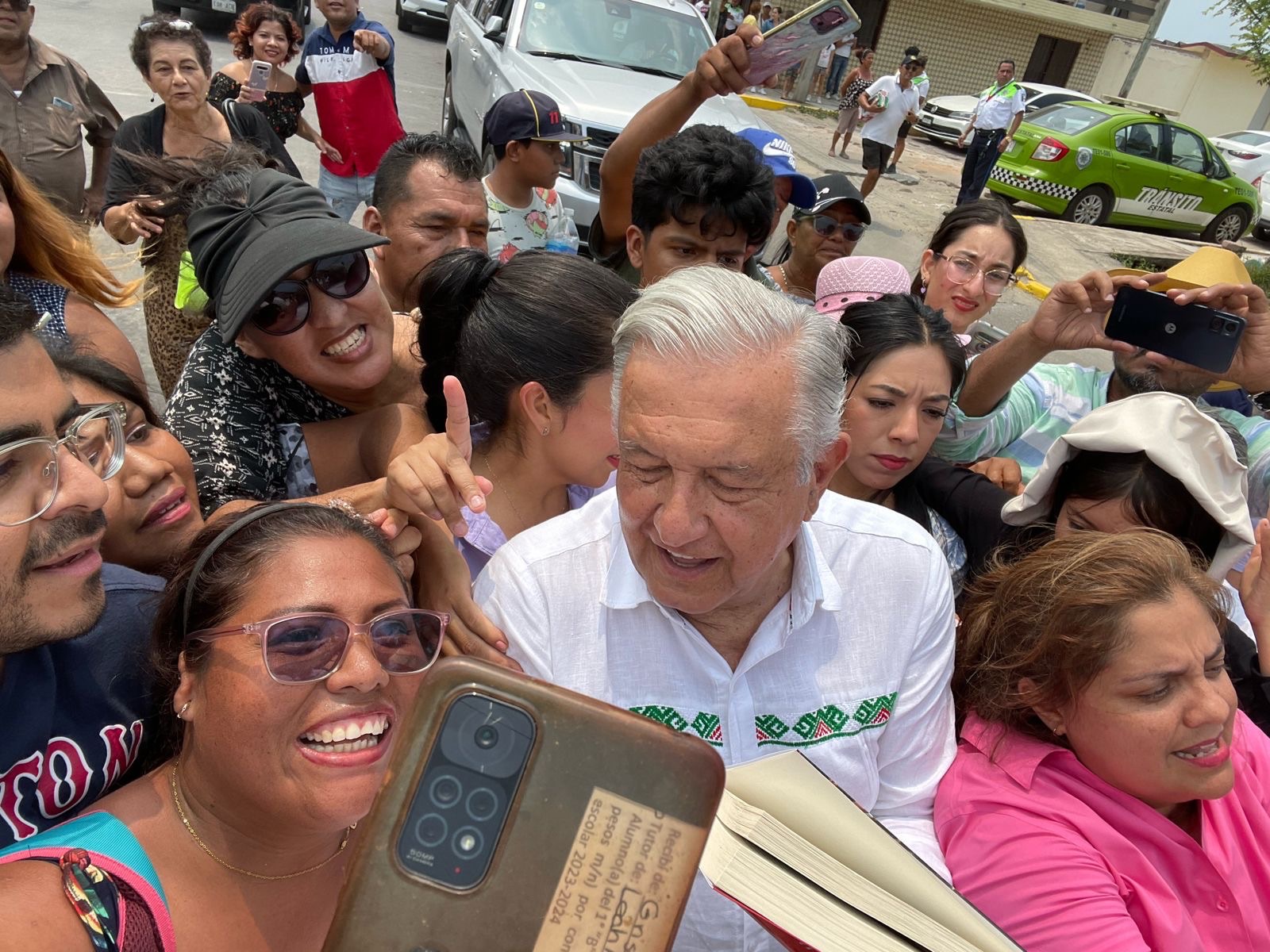 “Lo vamos a extrañar”, así recibieron en Veracruz a AMLO