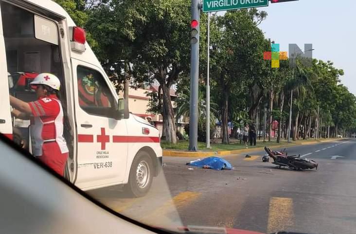 Moto se impacta en camioneta y deja una persona fallecida