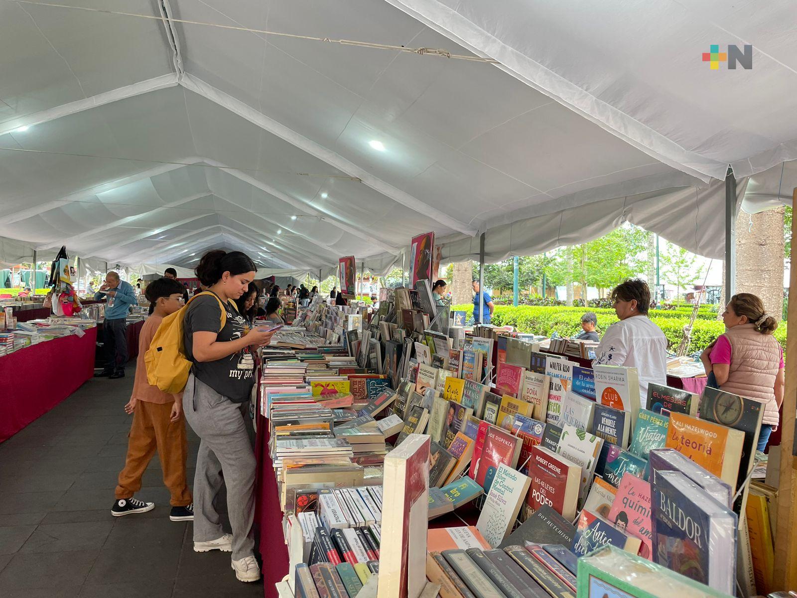 Con feria celebran Día Internacional del Libro en Xalapa