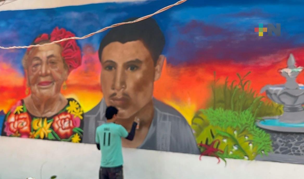 Hijos mandan pintar mural como regalo a su mamá que cumplirá 87 años