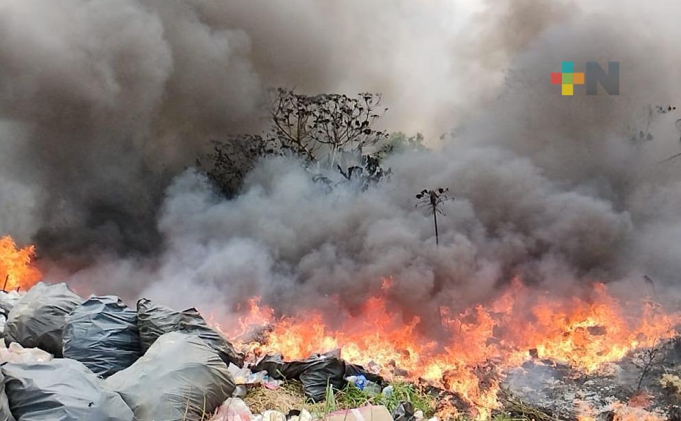 Controlan incendio en basurero de Ixhuatlán del Sureste