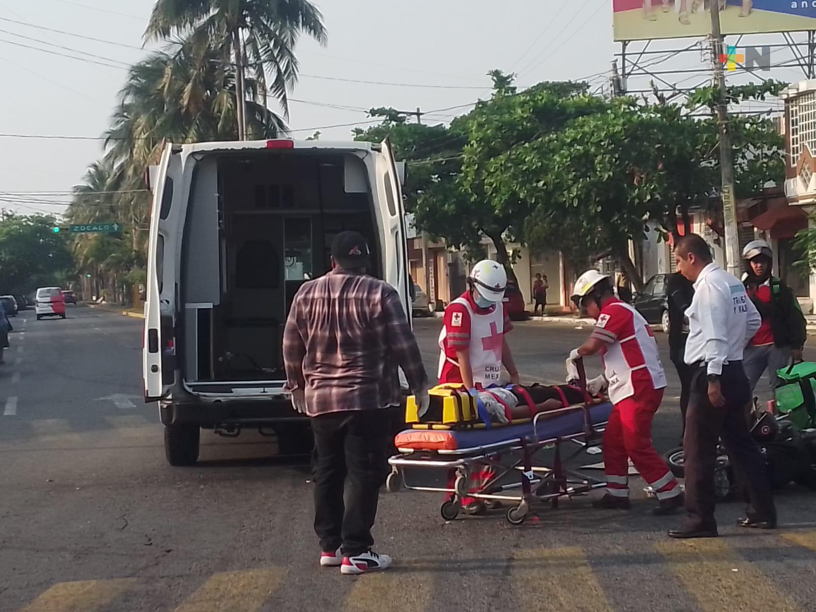 Motociclista termina en hospital tras chocar con automóvil en Veracruz puerto